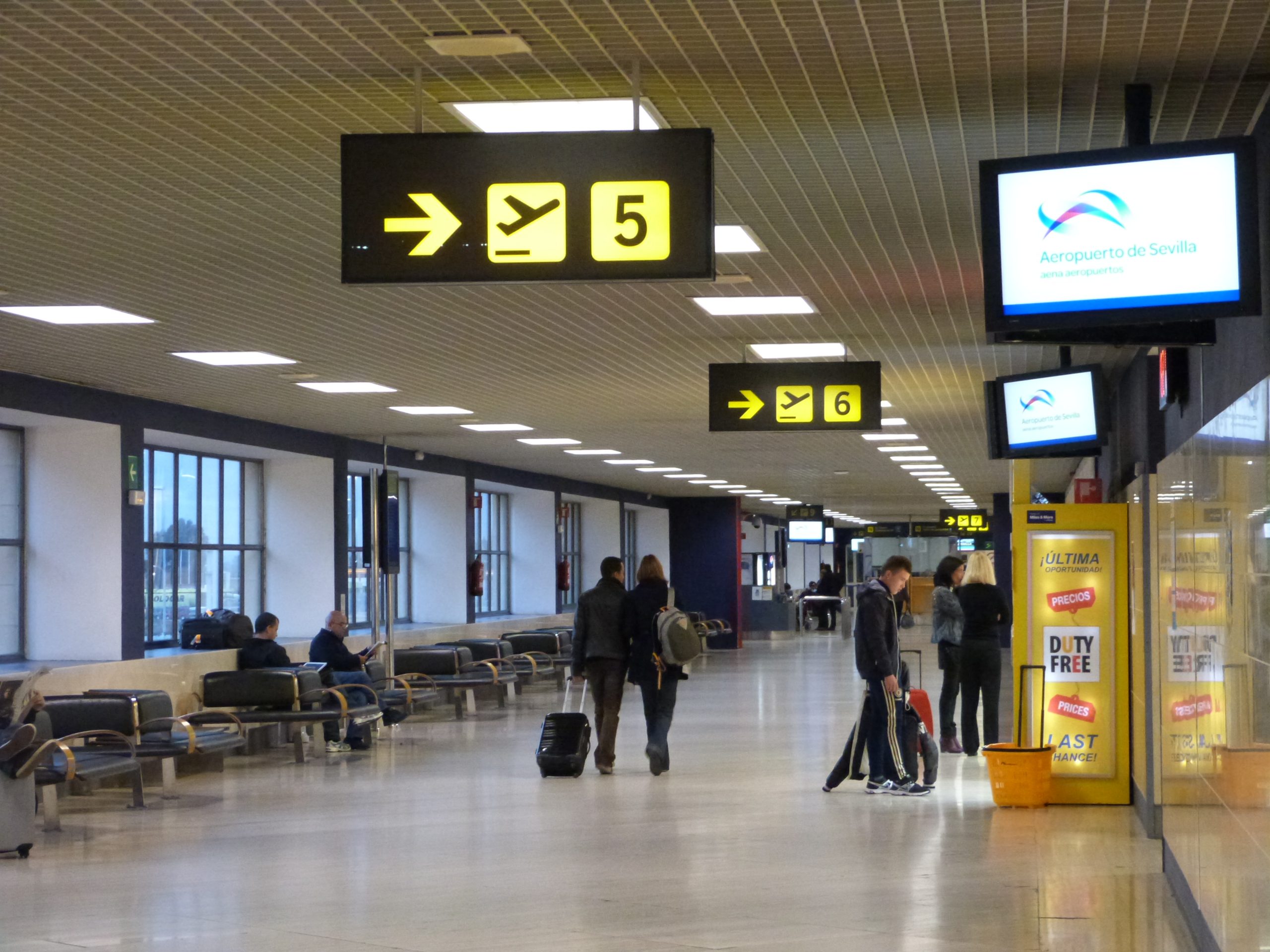 La prueba PCR será obligatoria en todos los aeropuertos españoles para permitir la entrada a extranjeros tras meses de peticiones por las CC.AA.