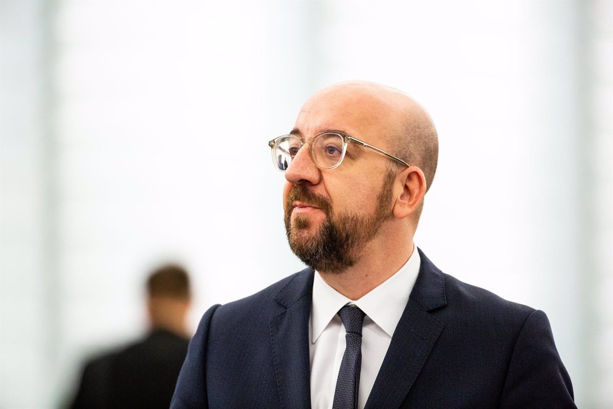 Pablo Casado acusando a Pedro Sánchez, mientras el presidente del Consejo Europeo lo felicita