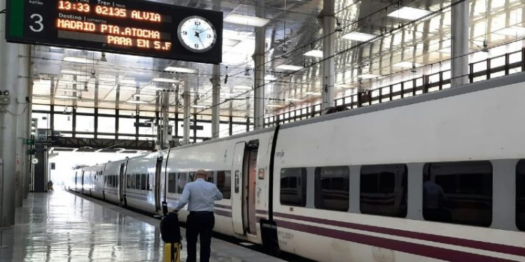 Renfe refuerza los AVE por el puente