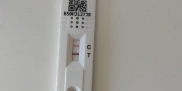 Imagen de un test de antígenos positivo en COVID-19