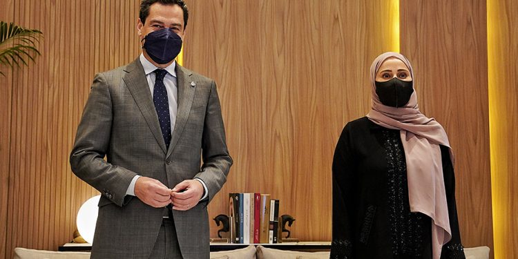 Juanma Moreno y la ministra Ohood Khalfan Al Roumi.