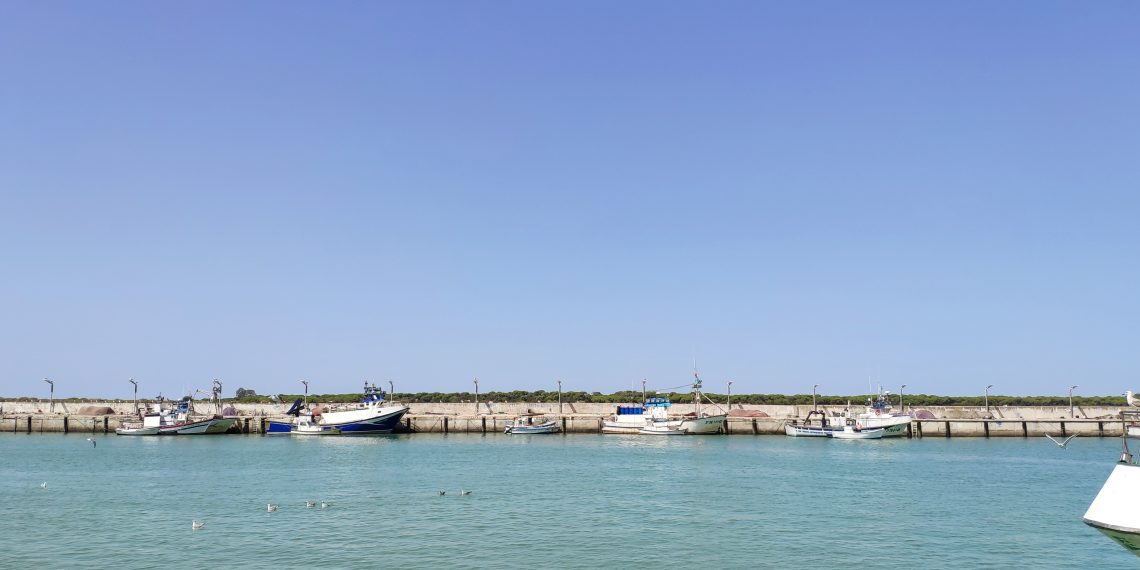 La subida del precio del combustible obliga a la flota pesquera andaluza a quedarse amarrada a puerto