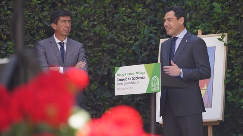 Juanma Moreno se regodea en su juego de despiste con la fecha electoral