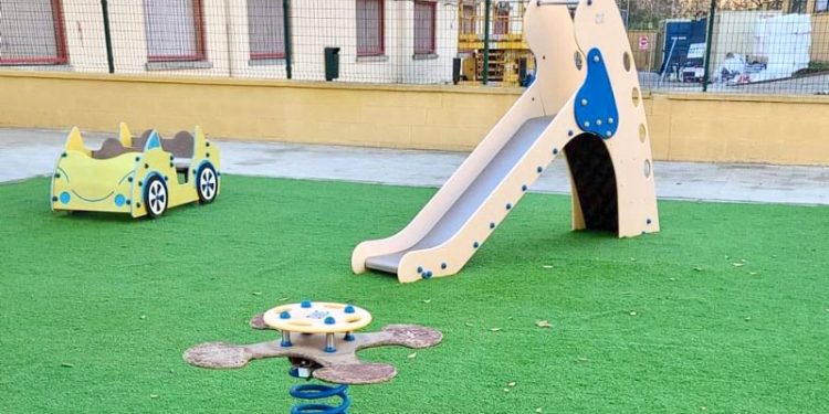 El Ayuntamiento de Sevilla proyecta 140.000 euros para mejoras en patios, zonas de juego, pistas polideportivas o accesos de seis centros educativos