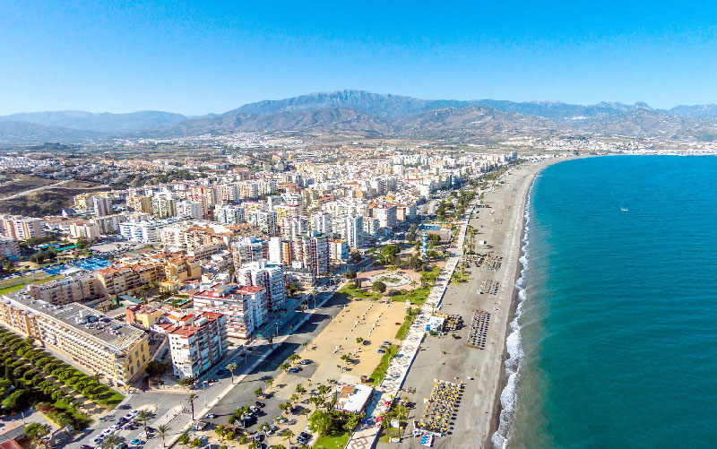 Vélez-Málaga condena el presunto asesinato de una mujer a manos de su pareja
