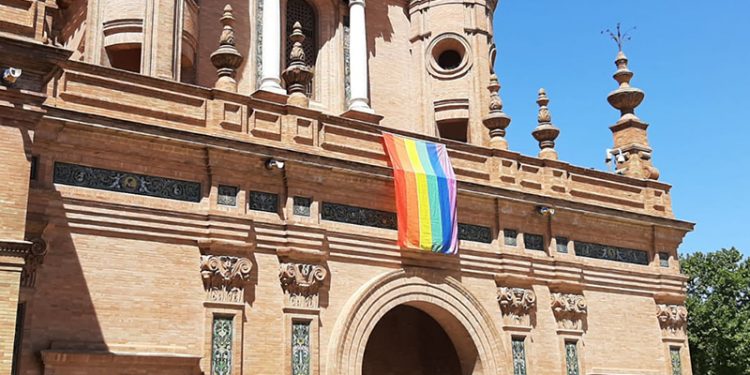 Fernández hace un llamamiento a “seguir recorriendo el camino hacia la igualdad y a no permitir la regresión de los derechos del colectivo LGTBIQ+”