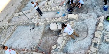 Técnicos y voluntarios del campo arqueológico que el Ayuntamiento de Jaén desarrolla en Marroquíes Bajos hallan un enterramiento íbero