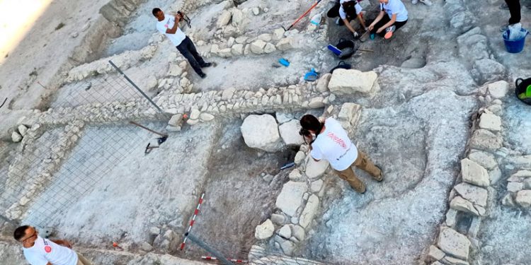 Técnicos y voluntarios del campo arqueológico que el Ayuntamiento de Jaén desarrolla en Marroquíes Bajos hallan un enterramiento íbero