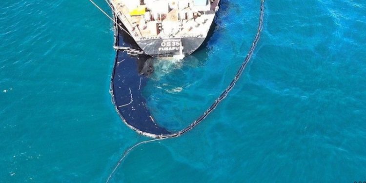 Gibraltar retira combustible y elimina contaminantes del buque encallado