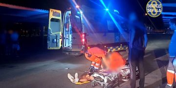 Se sienta en el maletero de un coche en marcha y acaba en el hospital