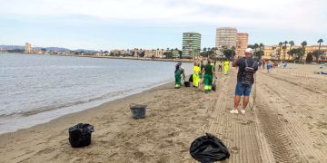 El alcalde de La Línea  destaca que la situación “está controlada” y confía en la pronta retirada del fuel contenido en el interior del barco
