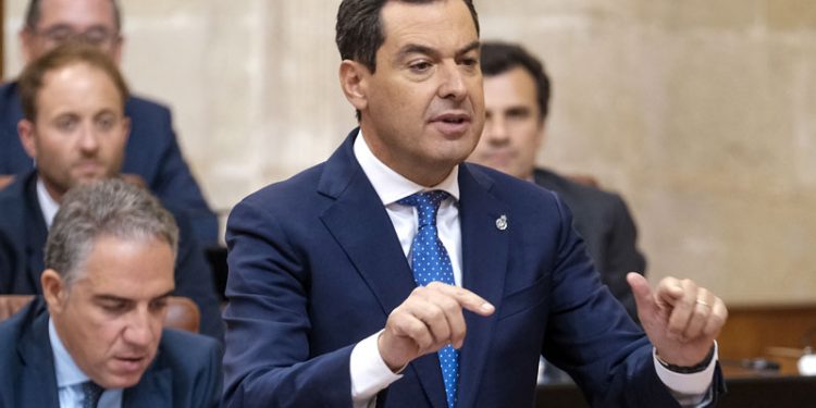 El Parlamento recrimina a Moreno Bonilla su rebaja fiscal a las grandes fortunas: “busca evasores fiscales, no a quien venga a invertir”