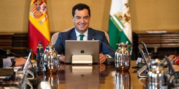 Aluvión de críticas por la supresión de Moreno Bonilla al impuesto al patrimonio que pagan el 0,2% de los andaluces