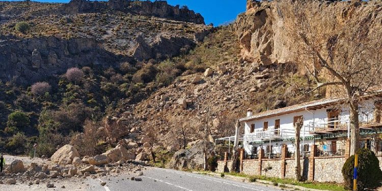 Ladera desprendimiento carretera de Sierra Nevada