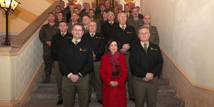 Robles visita en Granada la sede del Mando de Adiestramiento y Doctrina del Ejército de Tierra