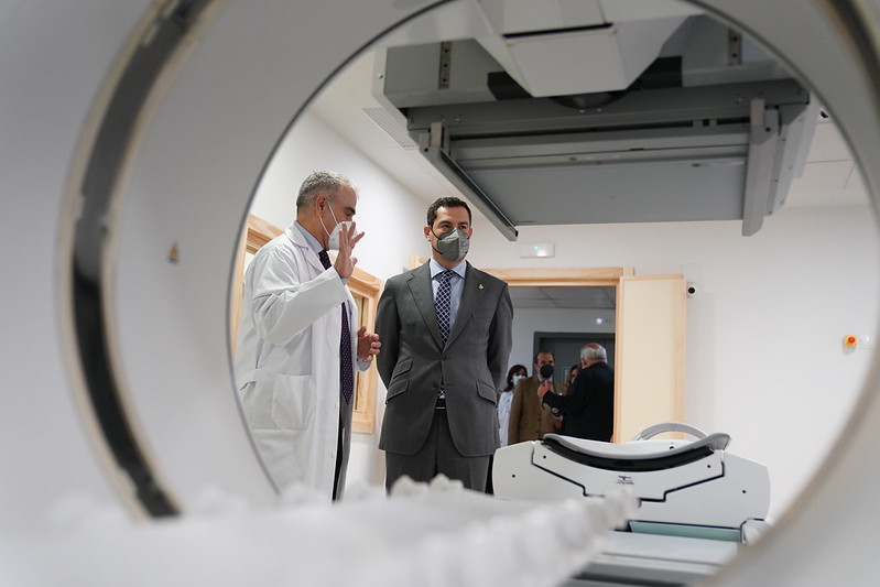 Juanma Moreno inaugura por tercera vez el Hospital Militar