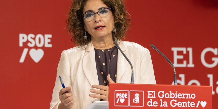María Jesús Montero advierte a Juanma Moreno que el Gobierno no va a «permitir» que privatice el sistema público de salud