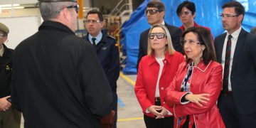 Robles supervisa el fin de la puesta a punto de seis carros ‘Leopard’ con destino a Ucrania en la fábrica de Santa Bárbara