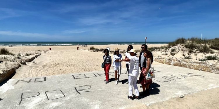 El alcalde de Cádiz exige “parar las obras del Eurovelo antes de que destruyan el ecosistema dunar”