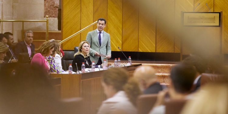 Críticas a Juanma Moreno por su ausencia en el Pleno del Parlamento para asistir a la final de la Europa League