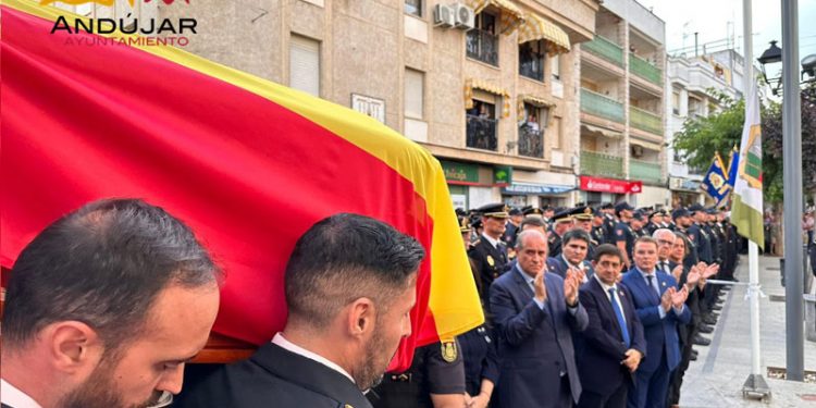 El policía de Andújar murió por una bala disparada por su compañero contra el agresor