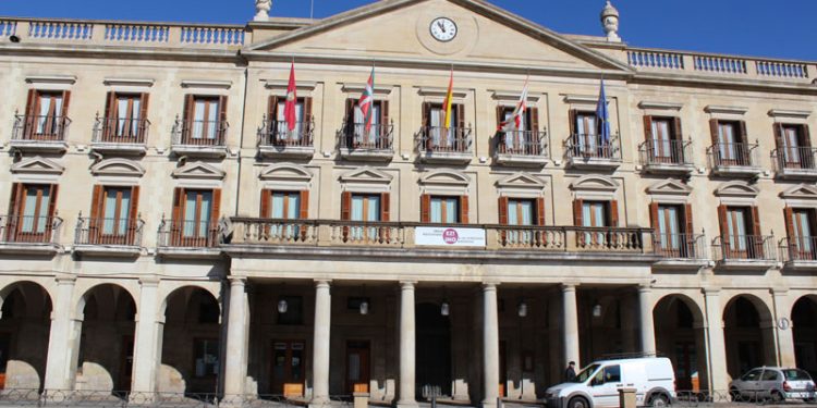 El PP pacta con Bildu el reparto de las presidencias de las comisiones en el Ayuntamiento de Vitoria y frena después de destaparse el lío