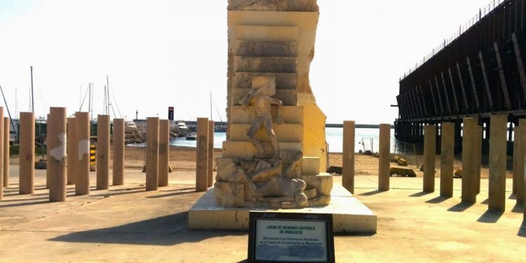 Condena el uso para ‘parkour’ en el monumento a las víctimas de Mauthausen en Almería