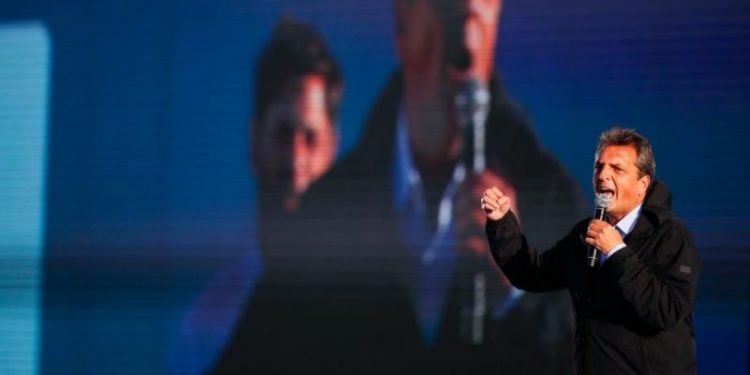 El candidato peronista, Sergio Massa, se impone al ultraderechista Milei en la primera vuelta de las elecciones argentinas