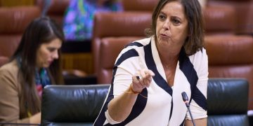 Catalina García reconoce el exponencial incremento de las listas de espera, pero asegura que no dimitirá