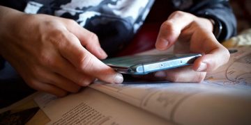 La Junta limitará el uso de dispositivos móviles en las aulas y prohibirá la venta de bebidas energéticas y vapeadores a menores