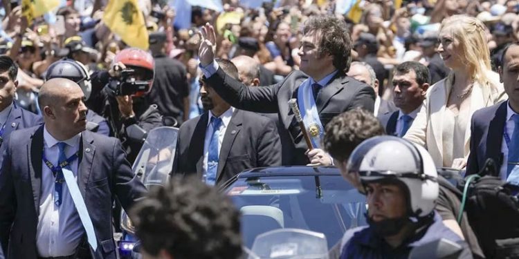 El Gobierno de Milei anuncia la devaluación del peso en más del 50%