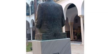 El Parlamento investiga la colocación de una pegatina en el busto de Blas Infante denunciada como «acto vandálico»