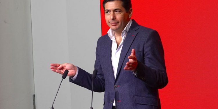 El PSOE critica el “ridículo” de Juanma Moreno en Dubái