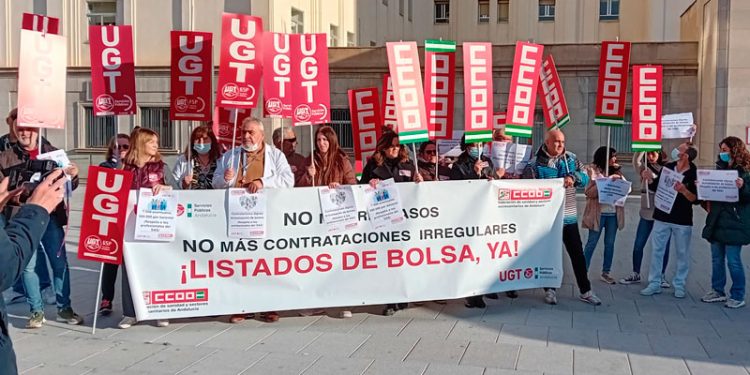 UGT y CCOO protestan por el maltrato y la falta de respeto de la Junta a los 7.000 eventuales del SAS