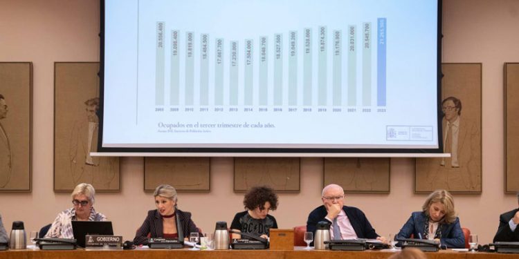 Díaz centra en la reducción de la jornada laboral su estrategia para la XV Legislatura