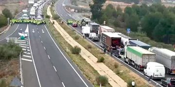 Parte del campo andaluz regresa a los cortes en las carreteras en la tercera jornada de protestas