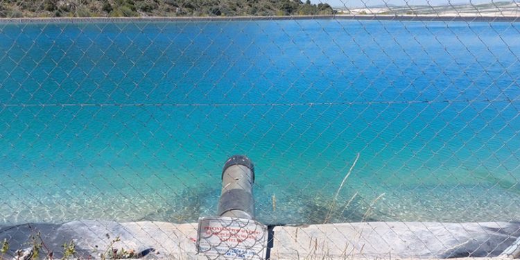 La CHG precinta las infraestructuras de una balsa de riego de pistachos en Pedro Martínez