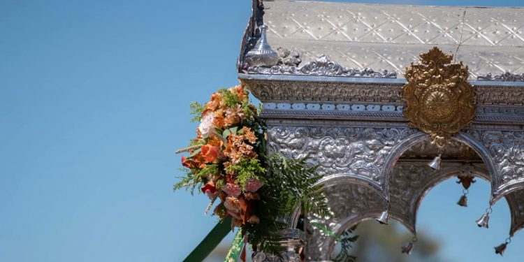 La Virgen del Rocío procesiona por la aldea tras el tradicional salto a la reja