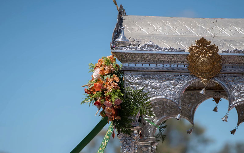 La Virgen del Rocío procesiona por la aldea tras el tradicional salto a la reja