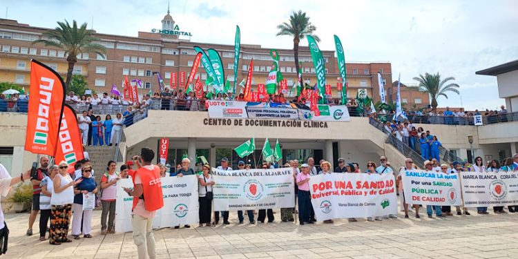 Los sindicatos cifran en un 75% el seguimiento de huelga sanitaria por la gestión de la Junta