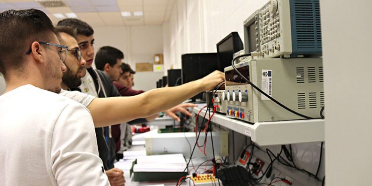 Más de un 47% de los titulados de FP logra un empleo al año de finalizar sus estudios