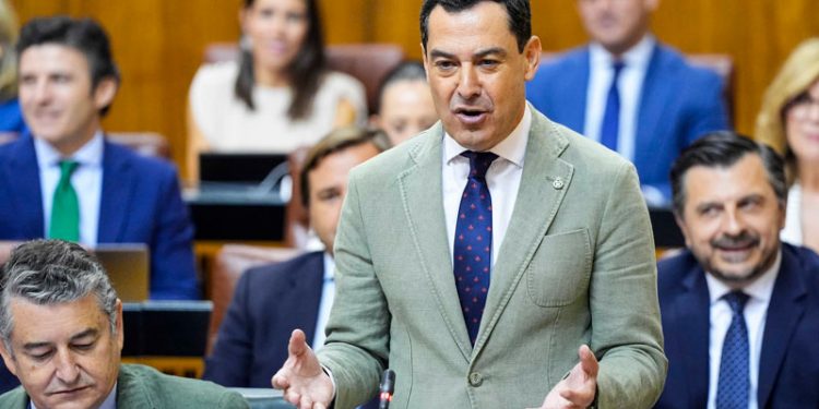 Juanma Moreno se vuelve a subir el sueldo: segundo incremento en un año y ya cobra un 20,6% más