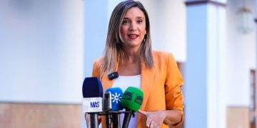 El PSOE indica que la consejera de Salud «da la espantada» en un verano «desastroso»