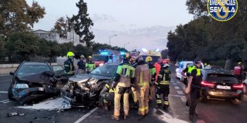Un aparatoso accidente en Sevilla deja varios heridos y horas de retenciones