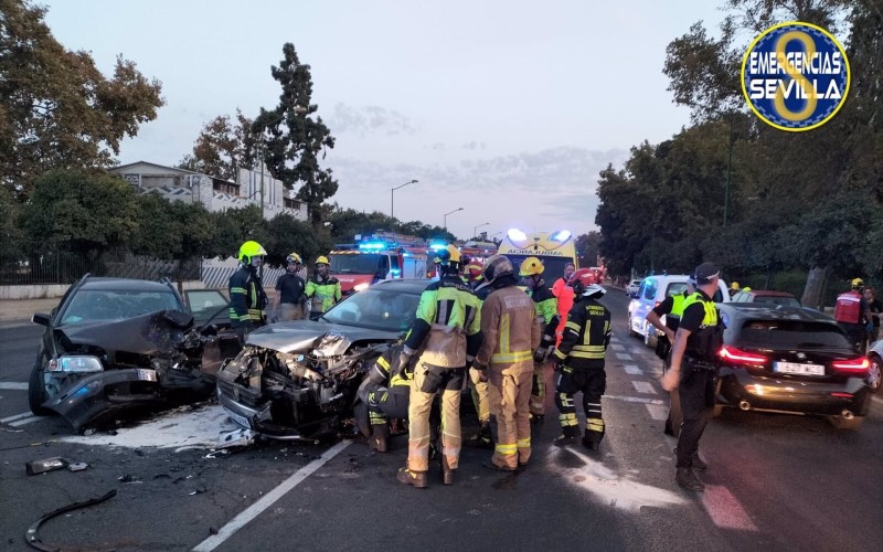 Un aparatoso accidente en Sevilla deja varios heridos y horas de retenciones