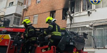El incendio de un piso en el Polígono San Pablo afecta a nueve personas