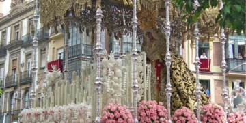 Esperanza Triana Sevilla Semana Santa Virgen