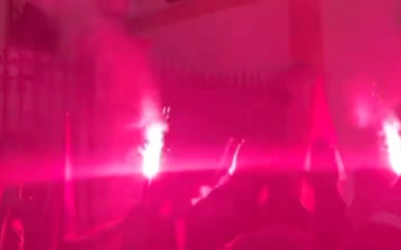 Cánticos de 'Cara al sol' tras la misa en tributo a José Antonio Primo de Rivera en Sevilla.