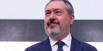 «Decido apoyar una opción ganadora y dar un paso al lado»