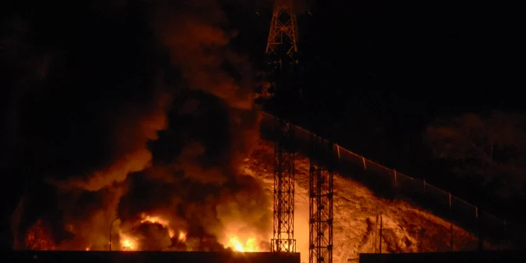 Última hora del ataque de Estados Unidos a Venezuela: bombardeos, víctimas mortales y Maduro